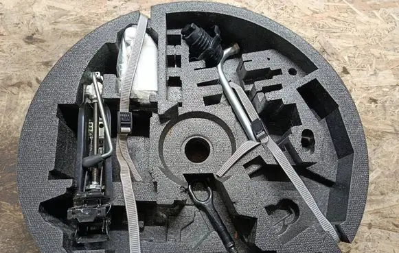Volkswagen Golf VI Tool box 8P0012109G
