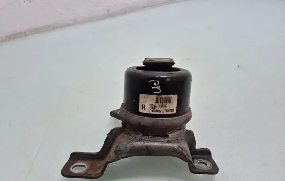 Volvo S60 Engine mount bracket 31330135