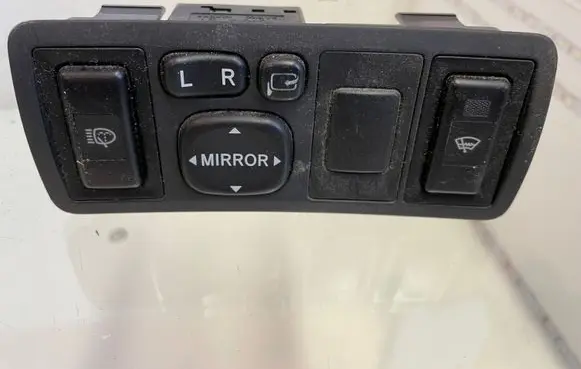 Toyota Avensis T250 Wing mirror switch 777669 183575
