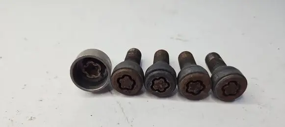 BMW X6 E71 Anti-theft wheel nuts and lock 0000