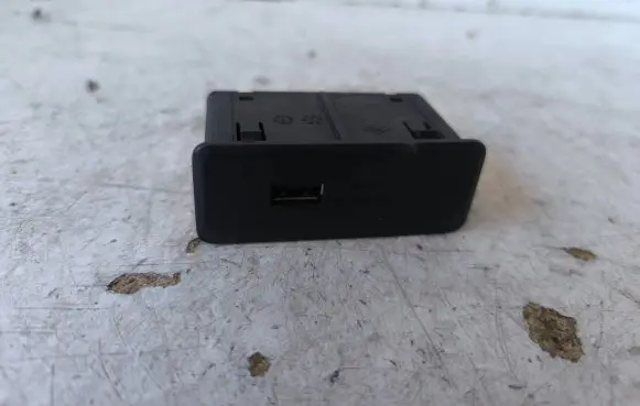 Opel Vivaro USB socket connector DEE01430