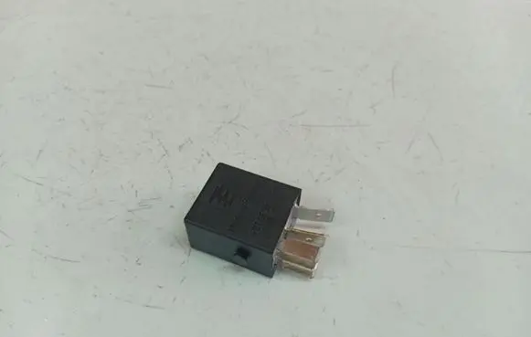 Volkswagen PASSAT B7 Other relay 4H0951253C