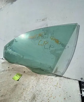 Volkswagen PASSAT B6 Front door window glass four-door A011404