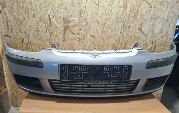 Volkswagen Golf V Front bumper 
