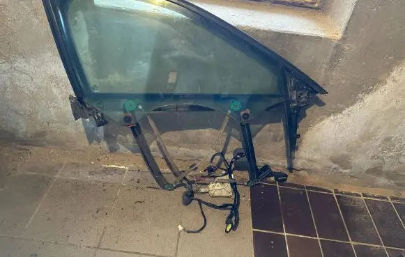 Audi A3 S3 8P Front door window/glass frame 8P4837630