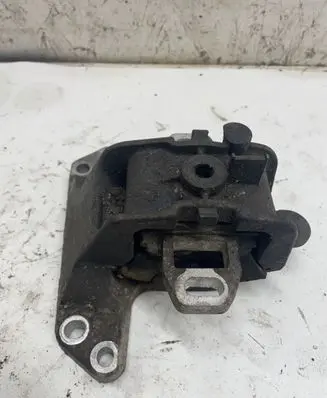 Peugeot 508 Engine mount bracket