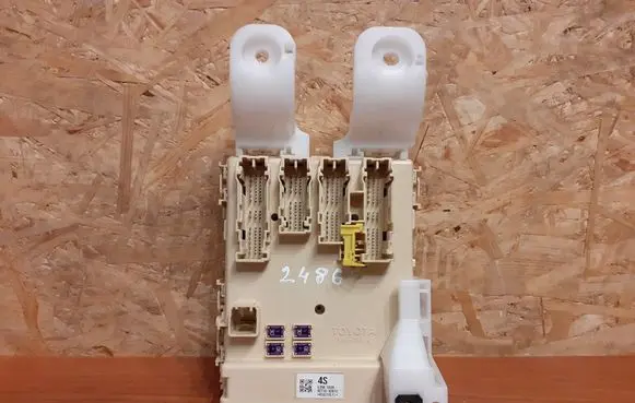 Toyota RAV 4 (XA40) Fuse box cover 2486 63585939
