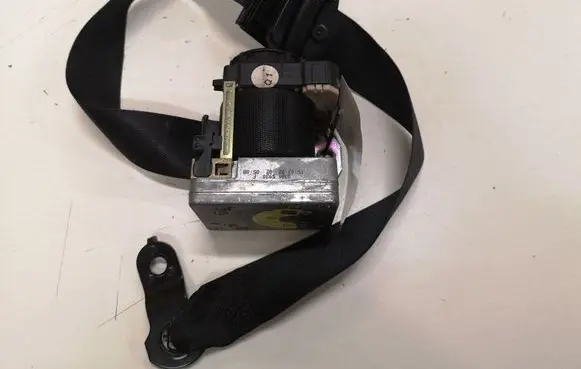 Mercedes-Benz C W203 Front seatbelt 33015930F 00064577