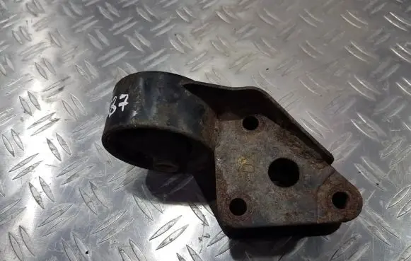 Nissan Almera Engine mount bracket