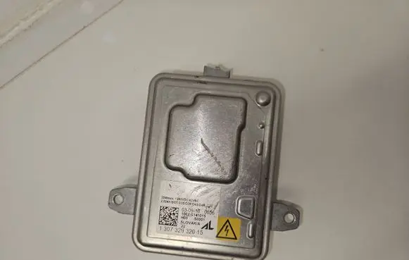 Chrysler Pacifica Headlight ballast module Xenon 130732932015