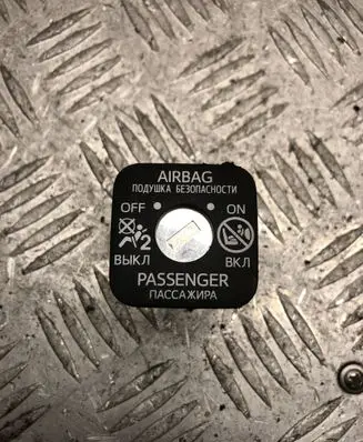 Passenger airbag on/off switch