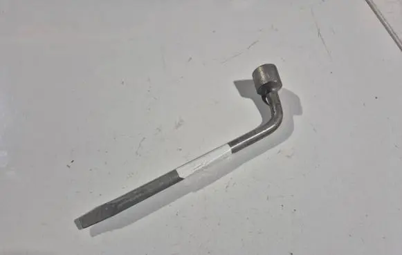 Toyota Avensis T250 Wheel nut wrench 