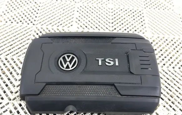 Volkswagen PASSAT B8 Engine cover (trim) 06K103925BE