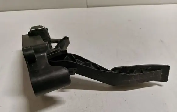 Mercedes-Benz B W245 Accelerator throttle pedal A1693000404