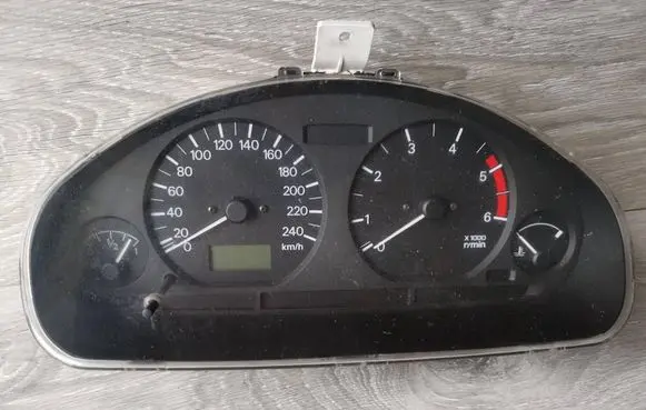 Mitsubishi Carisma Speedometer (instrument cluster) MR480356