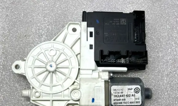 Volkswagen Golf VI Front door window regulator motor 1K5837402AS 561959702C