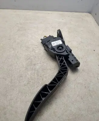 Accelerator throttle pedal