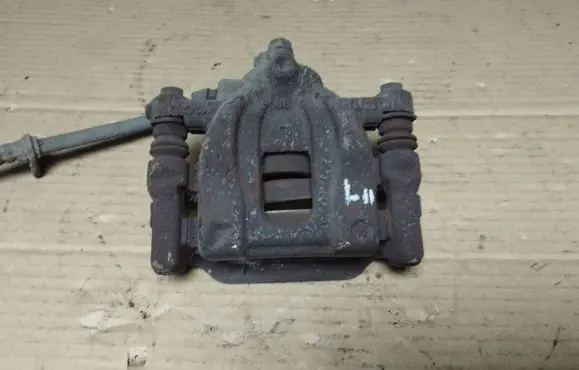 Honda CR-V Rear brake caliper