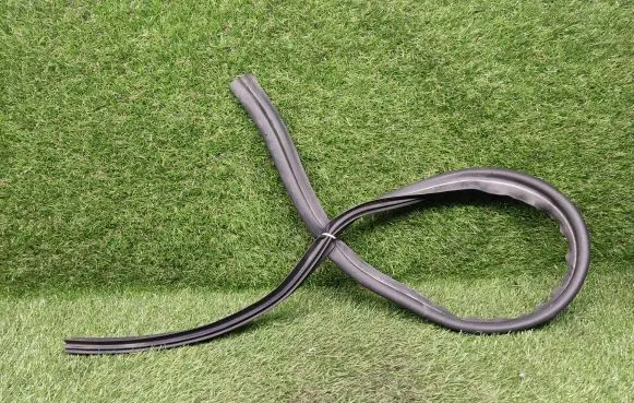 Volkswagen Touareg II Engine compartment rubber 7P6823723