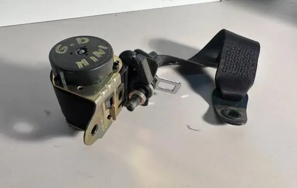 Mini One - Cooper R50 - 53 Rear seatbelt e4043004