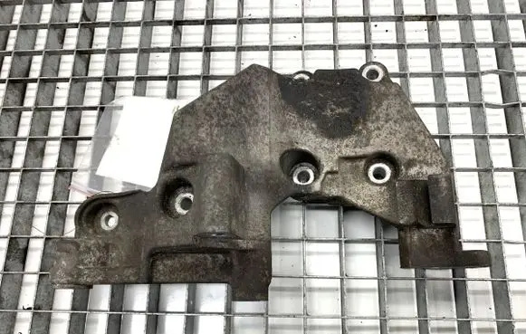 Hyundai ix35 Generator/alternator bracket 