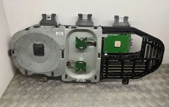 Mercedes-Benz GL X164 Aerial antenna amplifier A2518202475
