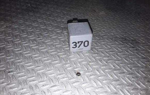 Volkswagen PASSAT B5 Other relay 8D0951253