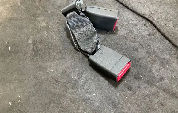 Middle seatbelt buckle (rear)