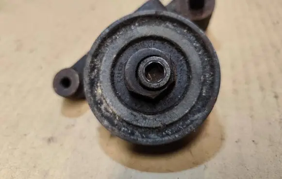 Chrysler Grand Voyager II Generator/alternator belt tensioner