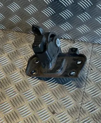 Toyota Avensis T270 Engine mount bracket
