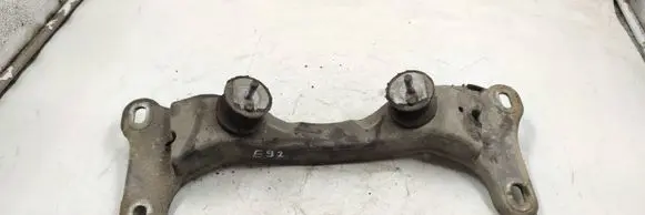 Engine mounting bracket