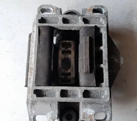 Ford Mondeo Mk III Engine mount bracket 2S717M122