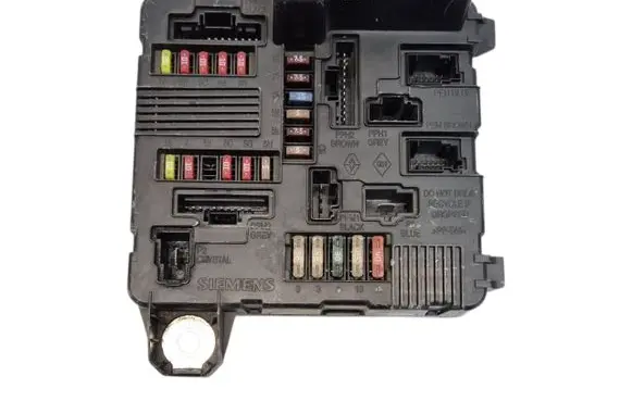 Renault Megane II Fuse module 8200306032C S118399200F 05325820