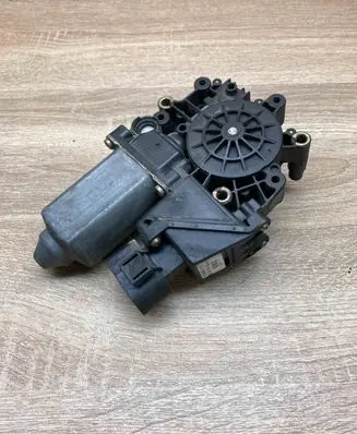 Audi A4 S4 B5 8D Front door window regulator motor 113846113