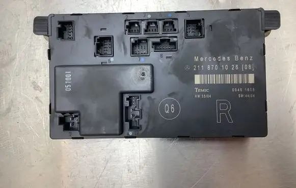 Mercedes-Benz E W211 Door control unit/module 2118701026 00401605