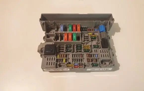BMW 1 E81 E87 Fuse module 6906607
