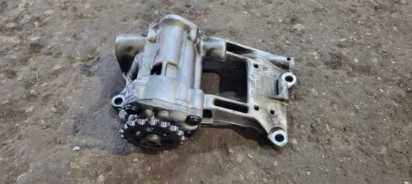 BMW 5 E39 Oil pump 7789838
