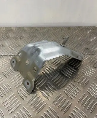 Volkswagen Eos Fender mounting bracket 1Q0821135