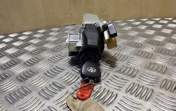 Toyota Avensis T270 Ignition lock 29653453 450200203