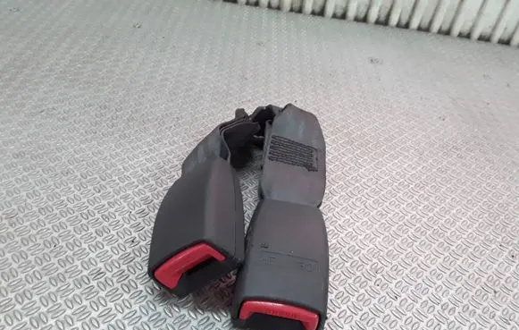Middle seatbelt buckle (rear)