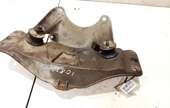 Engine mounting bracket
