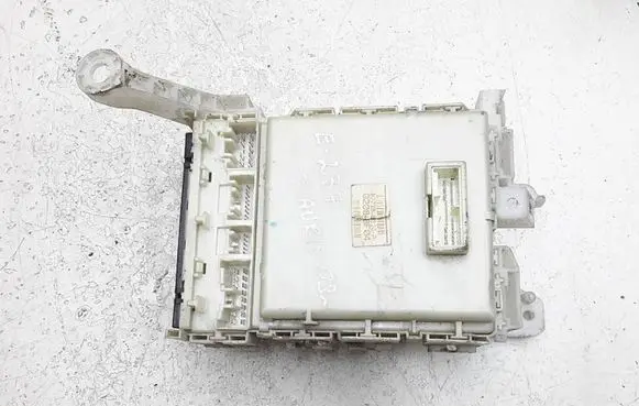 Toyota Auris 150 Fuse box set 827300D120A 0208BF04
