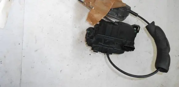 Renault Megane III Rear door lock 825030002R