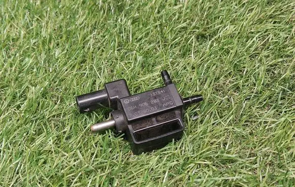 Volkswagen Jetta VI Vacuum valve 06H906283J 70328003