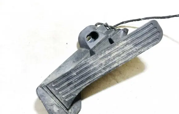 Accelerator throttle pedal
