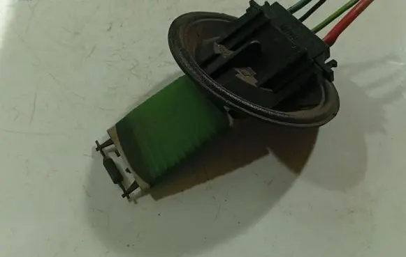 Volkswagen Polo IV 9N3 Heater blower motor/fan resistor 12375