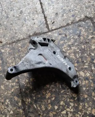 Engine mounting bracket