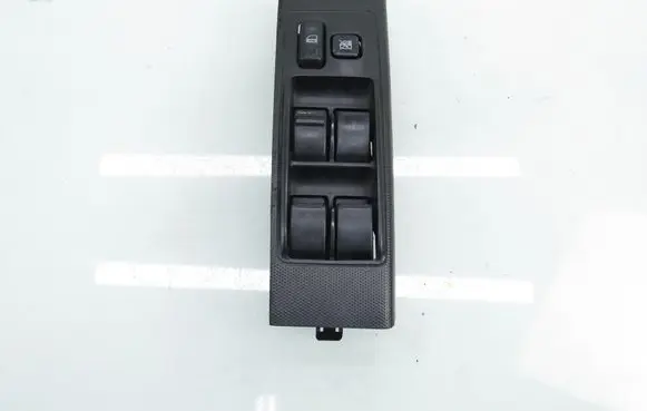 Toyota Corolla Verso E121 Electric window control switch 848200F030