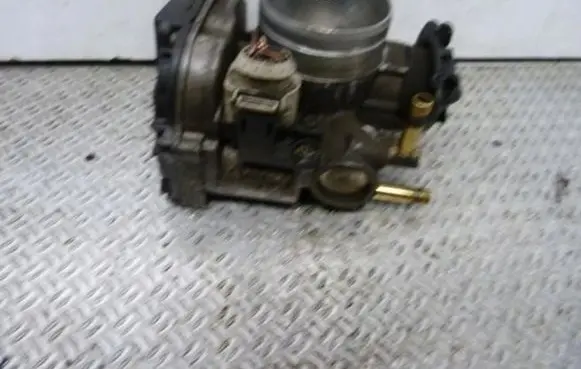 Volkswagen Golf IV Throttle valve 06A133064B