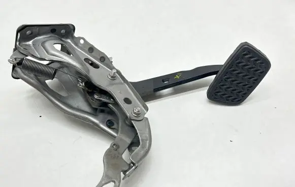Toyota Land Cruiser (J150) Brake pedal